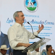 Productores de leche entregan reconocimiento a Abinader por importantes a la ganadería